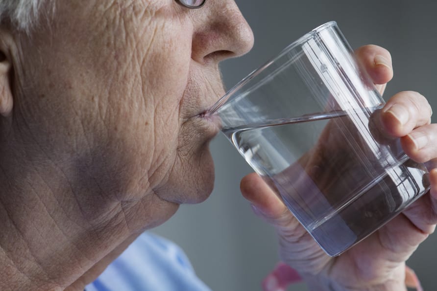 Déshydratation : encourager à boire de l'eau