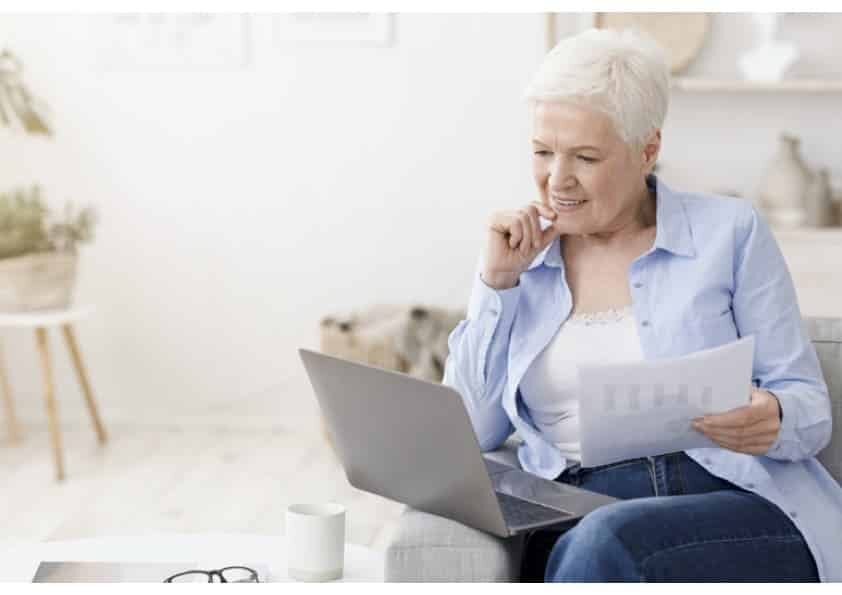 femme se renseignant sur carat assurance retraite