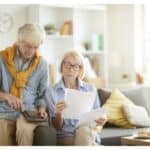 couple retraité calculant ses impôts