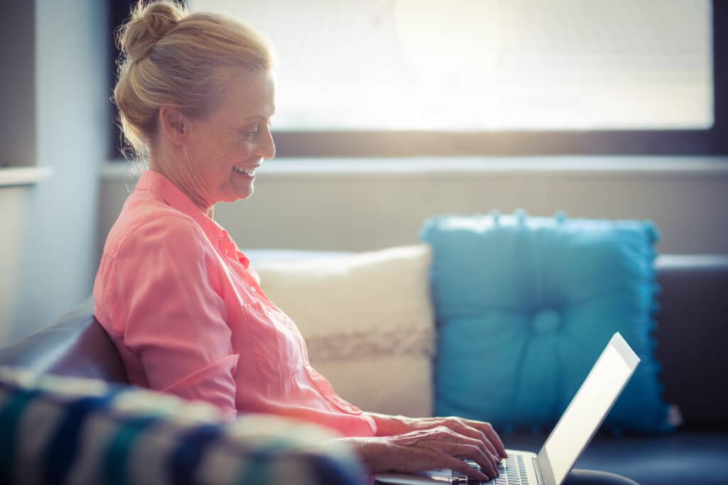 femme-senior-utilisant-un-ordinateur