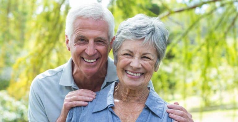Couple retraité heureux et souriant