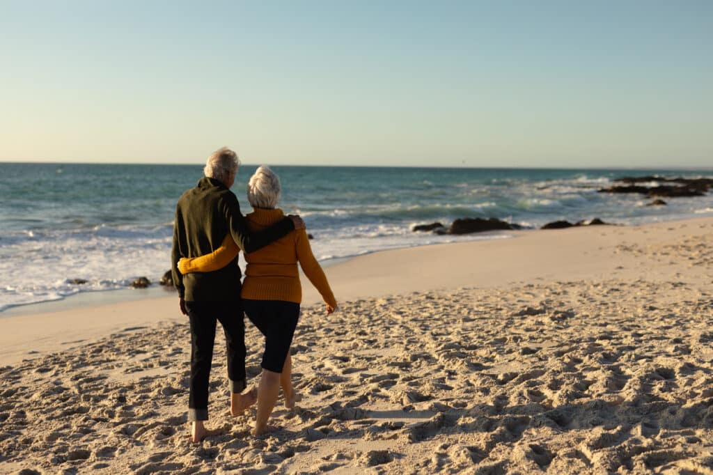 Couple retraité marchant sur la plage