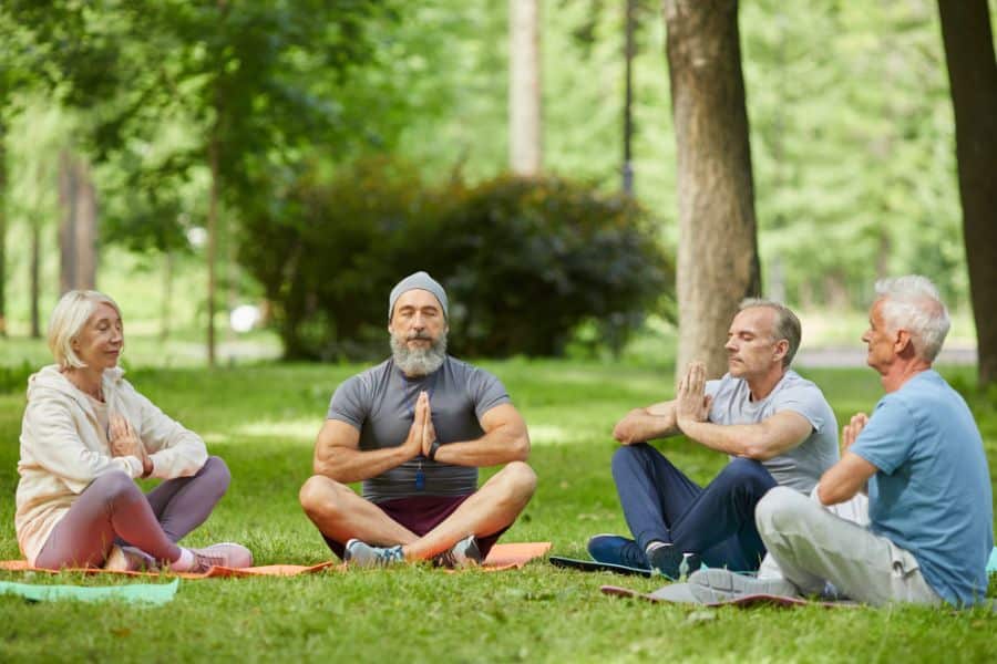 Pratique méditative en groupe pour les seniors