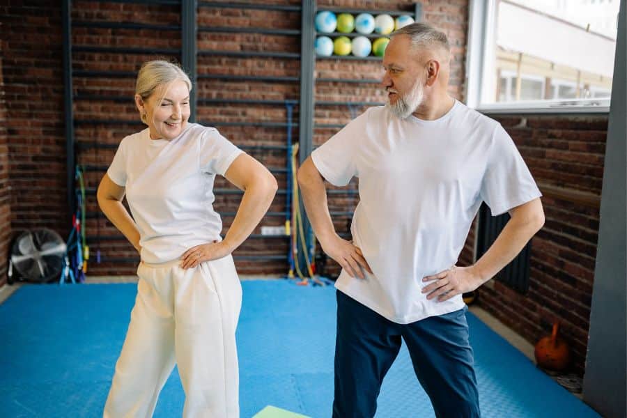 activités physiques à la retraite - deux seniors qui font du sport