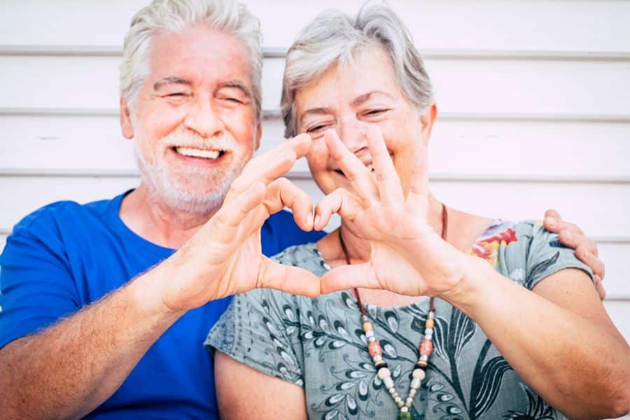 le bien-être à la retraite - couple de retraités heureux