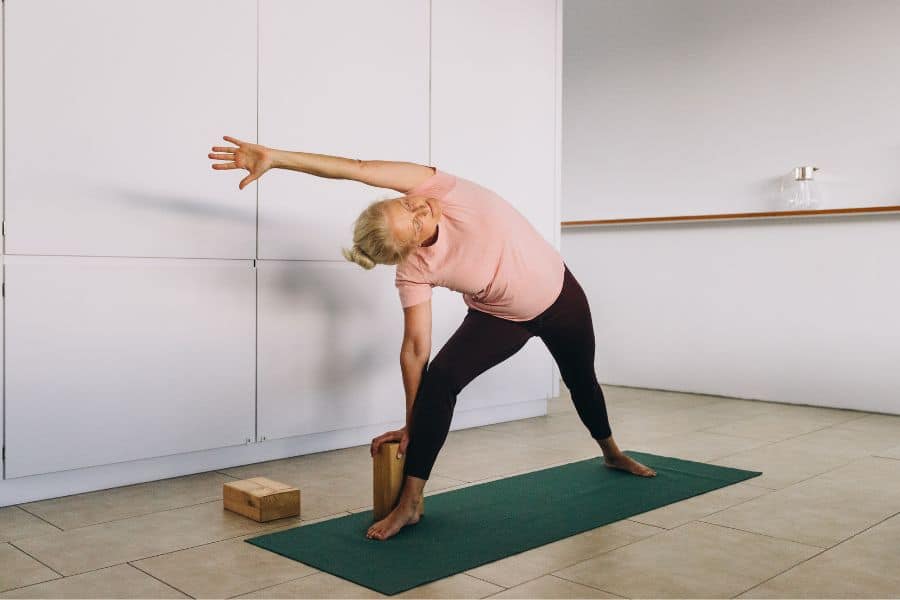 le yoga dynamique pour les seniors sportifs - posture de yoga