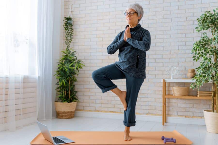 les bienfaits du yoga pour les seniors - maintenir une posture pour l'équilibre