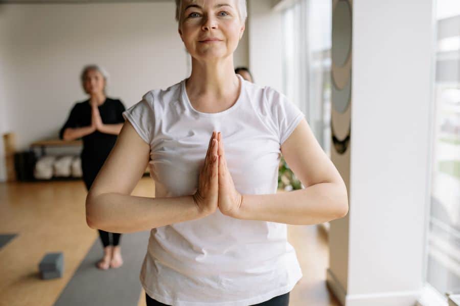 pratique-du-yoga-et-de-la-meditation-pour-la-psychologie-des-seniors
