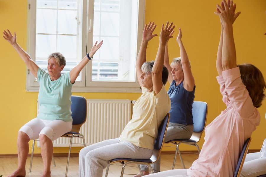 seniors pratiquant le yoga assis
