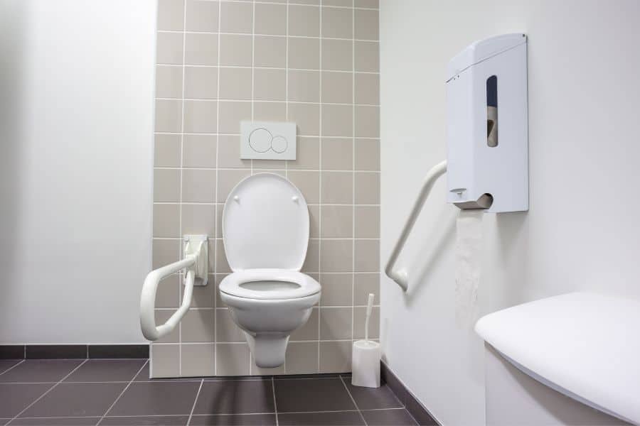 Aménagement du domicile avec Ma Prime Adapt - WC pour senior et handicapé
