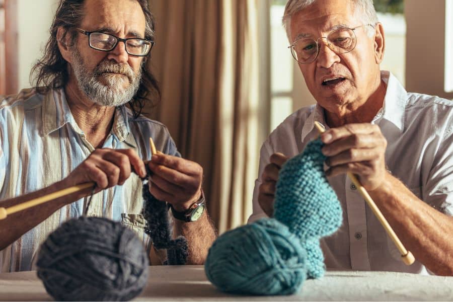 loisirs créatifs seniors - retraités qui tricotent