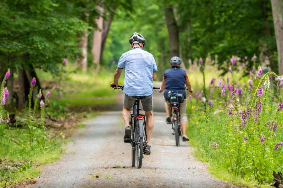prévenir l'arthrose - senior à vélo