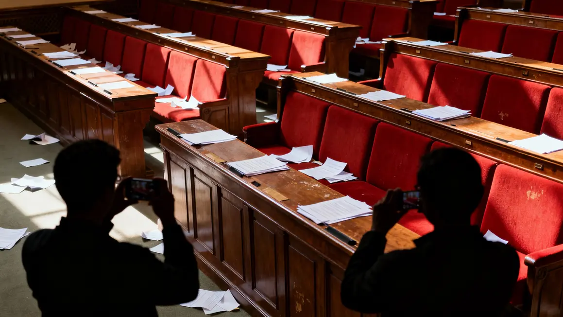 Bancs vides et députés photographiant l'absentéisme en séance