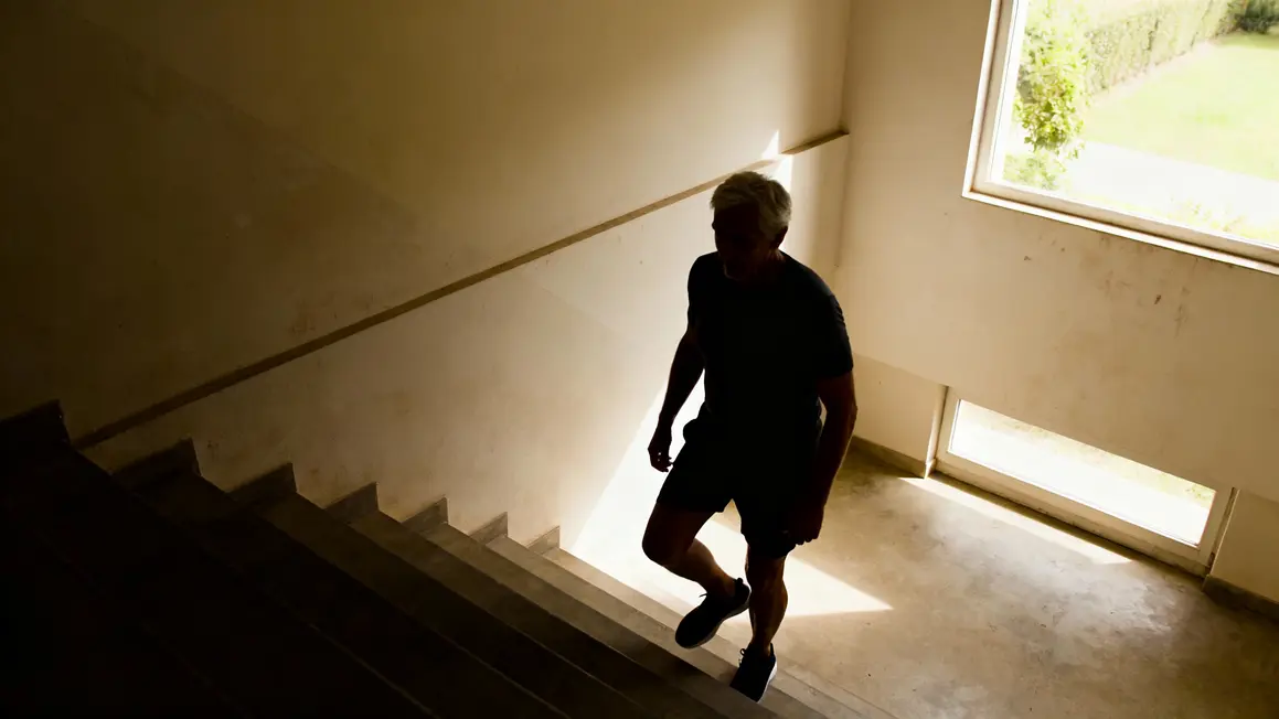 personne 50 ans escalier confiance