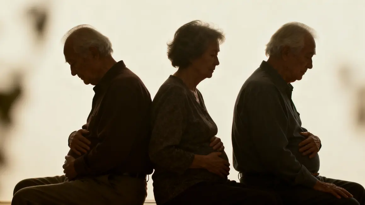 silhouettes seniors main ventre solitude