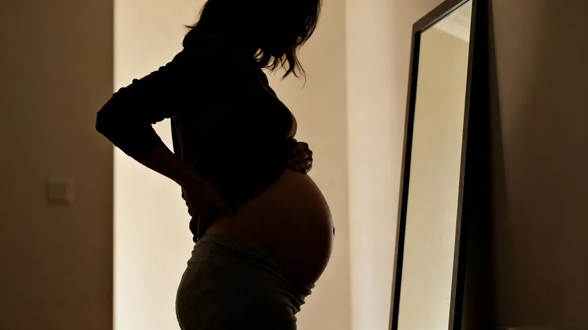 femme ventre gonflé devant miroir drainage lymphatique