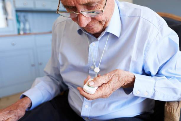 senior téléassistance bouton alarme urgence pendentif