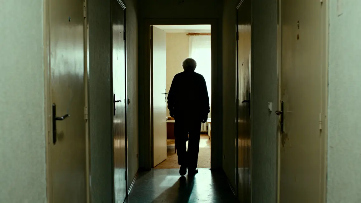 Couloir immeuble années 70 solitude personne âgée