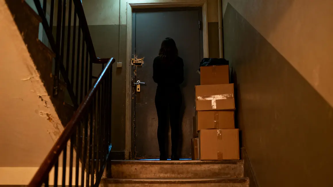 porte d'appartement squatté femme hésitante devant