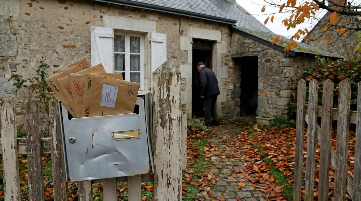 Maison village Henri tribunal enveloppes automne