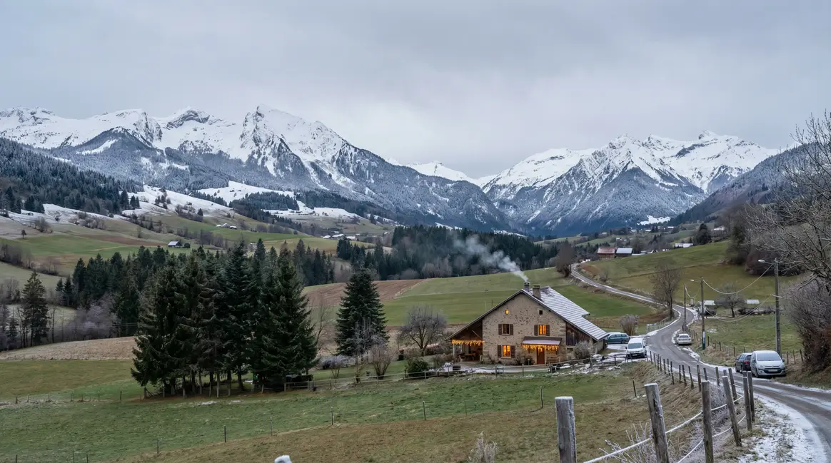 Paysage hiver France montagne neige plaine verte maison campagne Noël