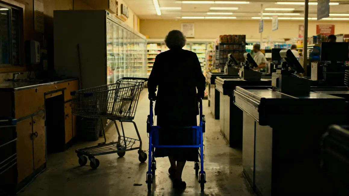 supermarché femme âgée déambulateur ambiance solitude