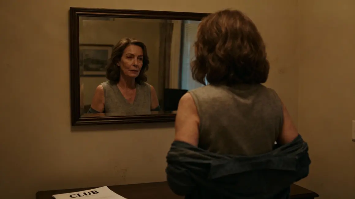 Femme senior miroir lettre relâchement bras