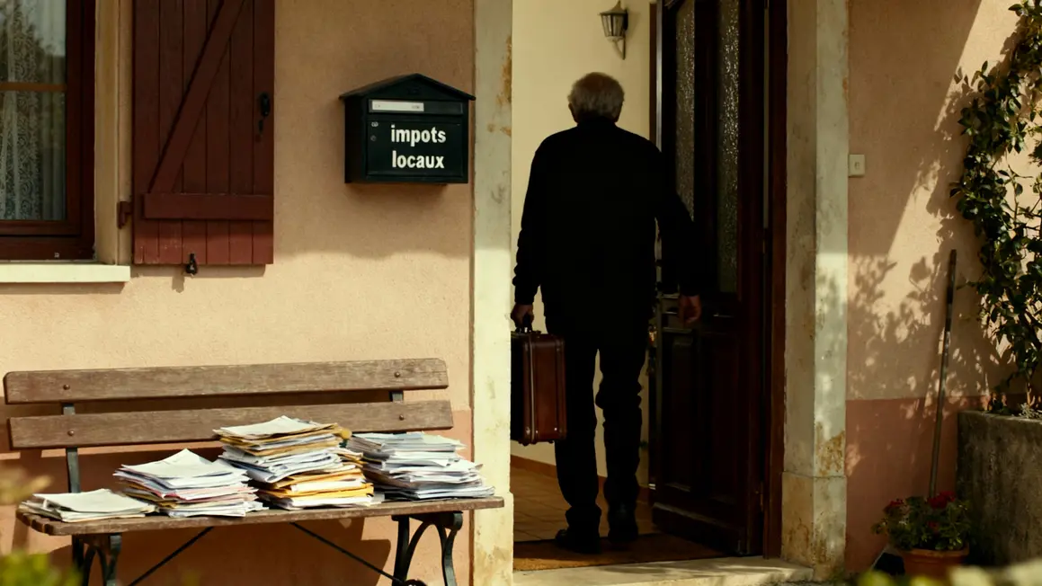 Personne âgée quittant maison impôts locaux