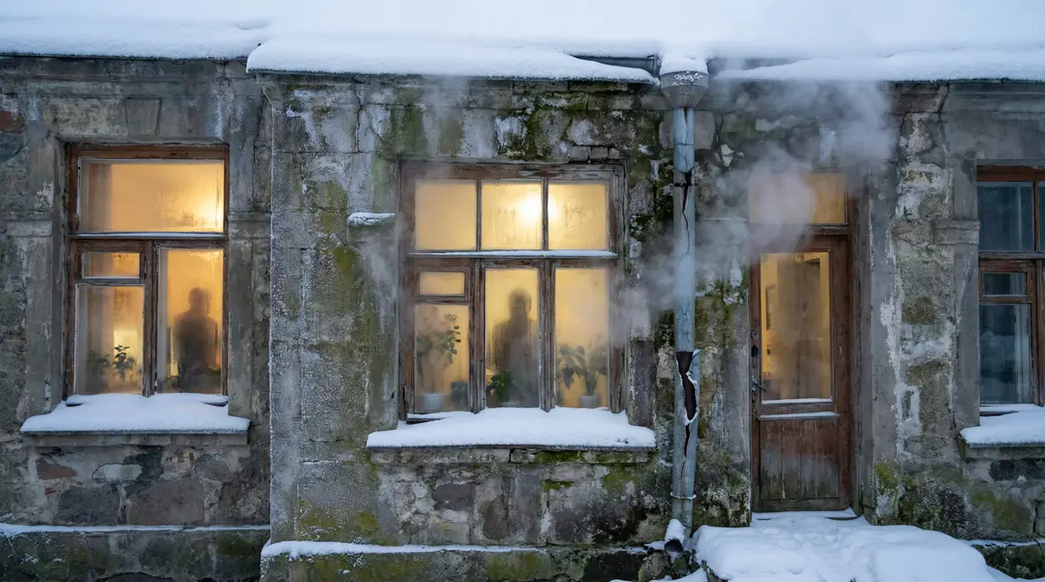 Façade maison ancienne hiver fenêtre condensation vapeur