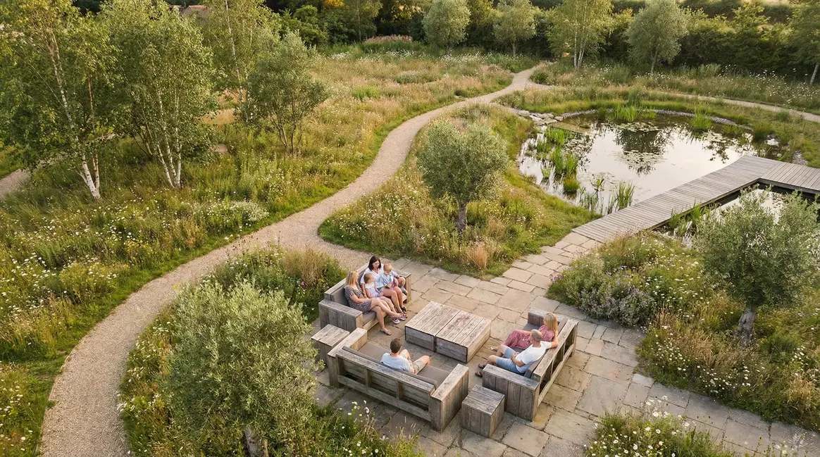 Vue aérienne d’un jardin moderne avec prairie fleurie, mobilier modulable