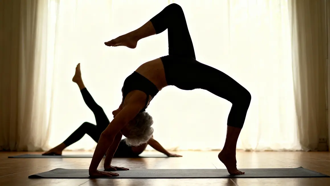 Femme senior réalisant le pont Pilates en douceur sur tapis