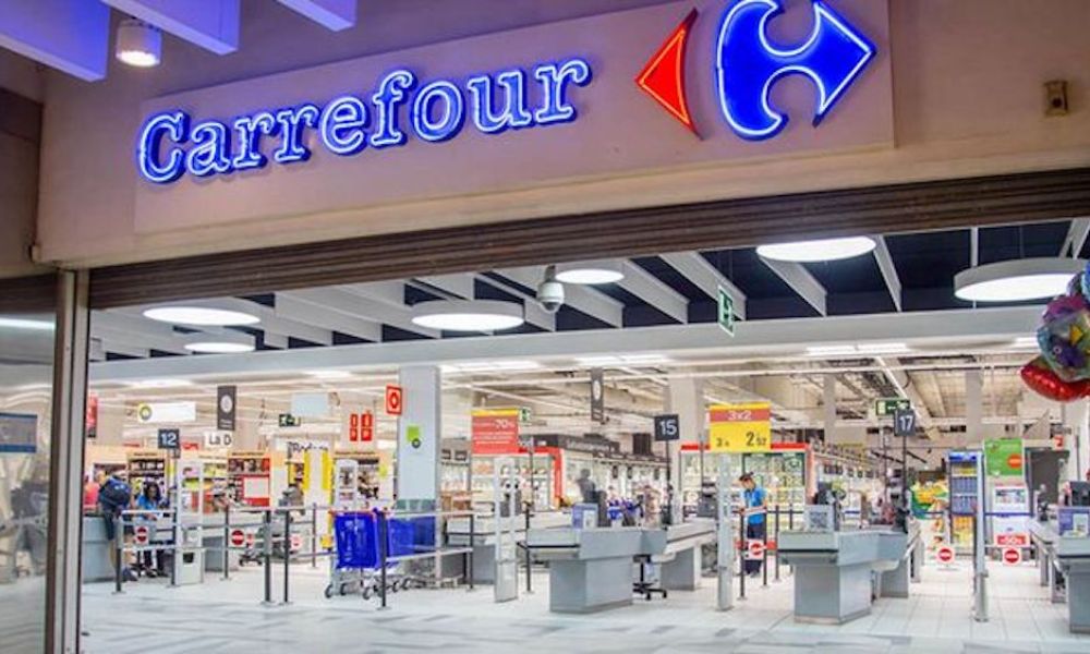 supermarché carrefour moderne avec étiquettes électroniques et capteurs