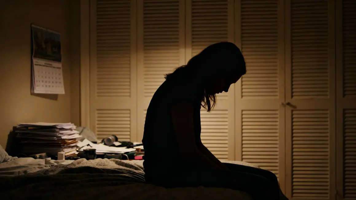 femme aidant fatigue isolée chambre chiffres