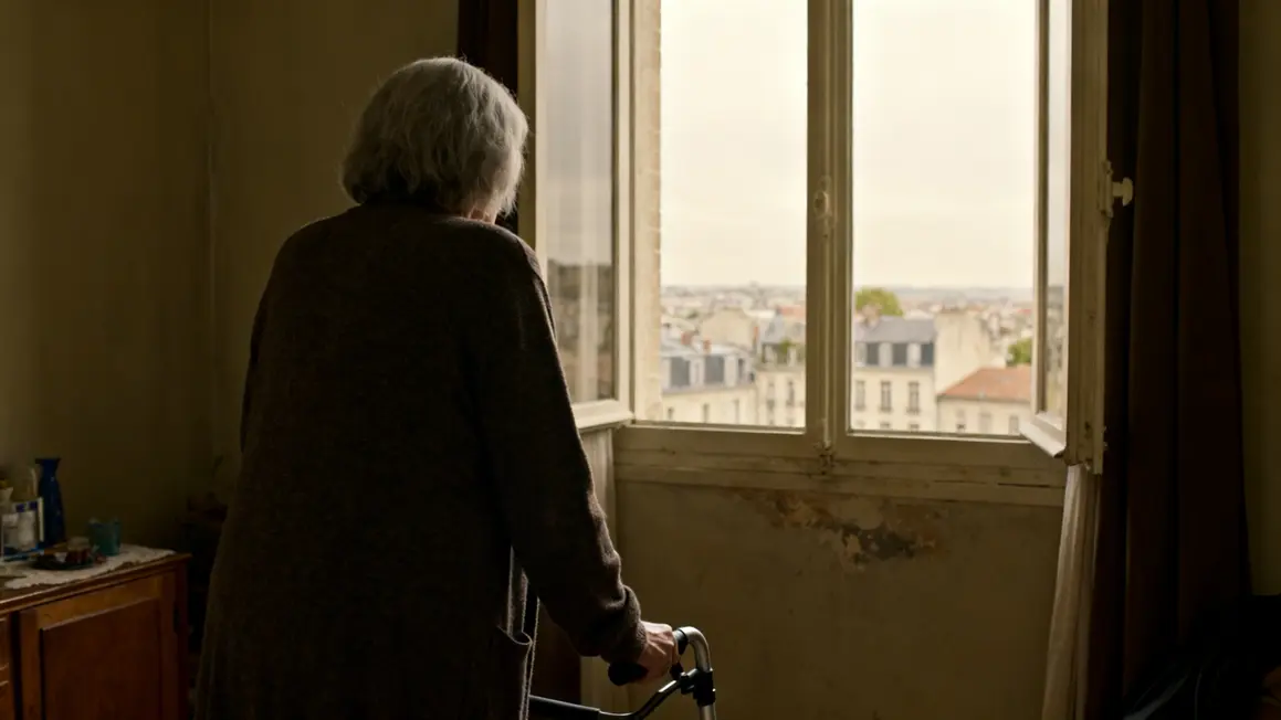 Femme agee isolement mobilite reduite France