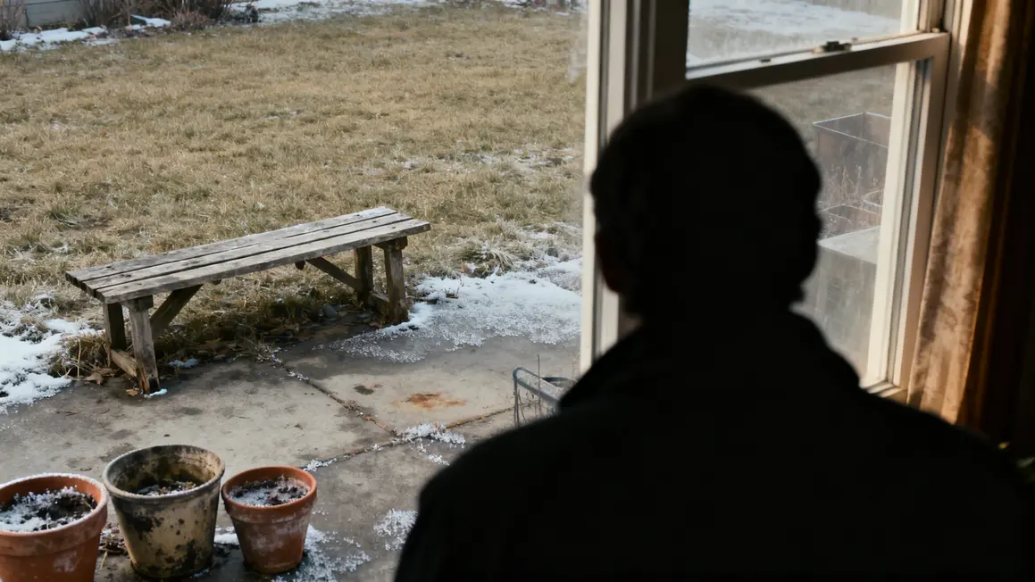 Banc oublié et pots de fleurs sur pelouse terne en hiver