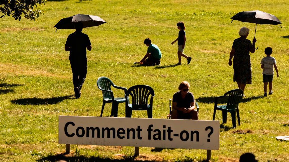 adultes seniors déplacent parasols jardin barbecue ombre