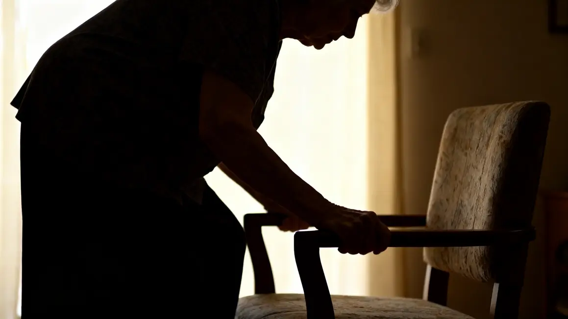 femme âgée test force chaise